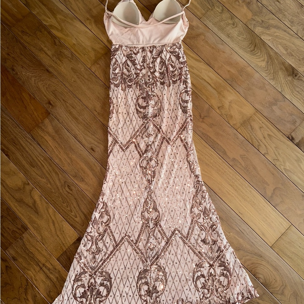 Dress. - Picture 3 of 7